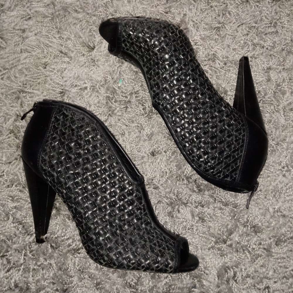 VINCE CAMUTO Peep Toe Heels